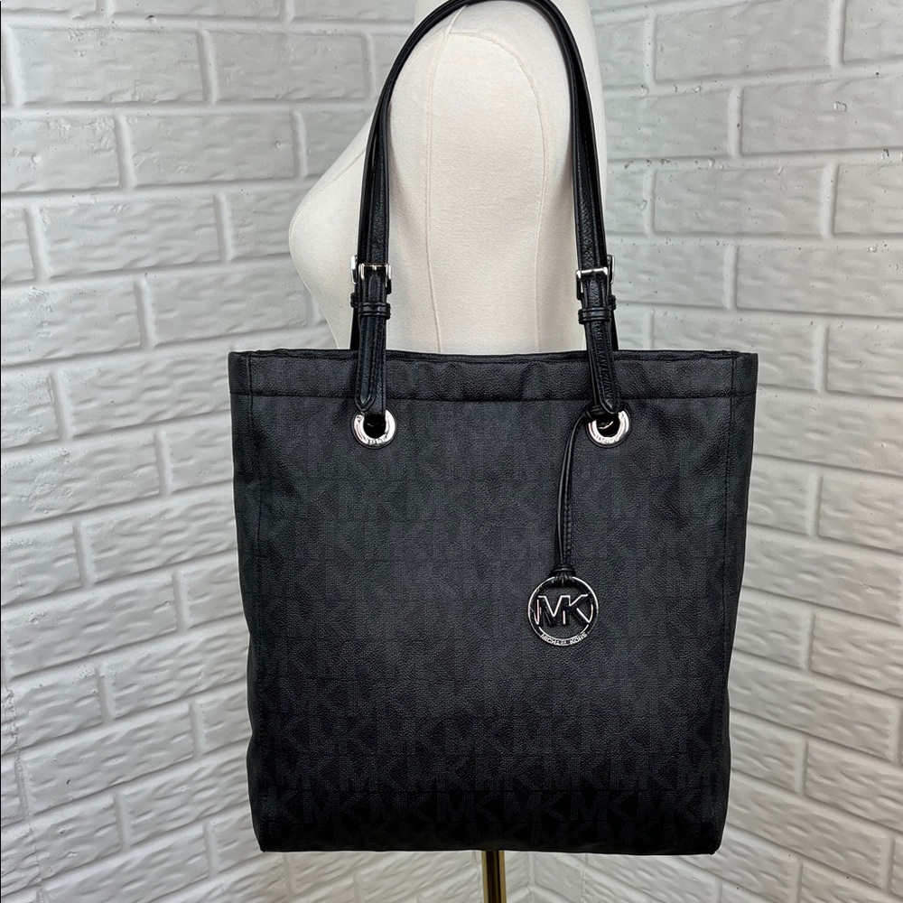 MICHAEL KORS TOTE TEXTURE LEATHER BLACK AND GRAY MK LOGO WITH SILVER HARDWARE